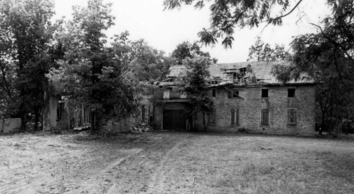 Black and white photo of the house in ruins before restoration